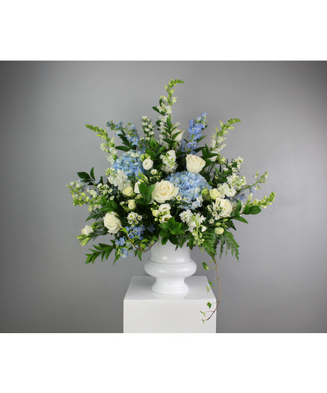 A grand bouquet of exquisite white and blue blooms reminiscent of clear skies. 