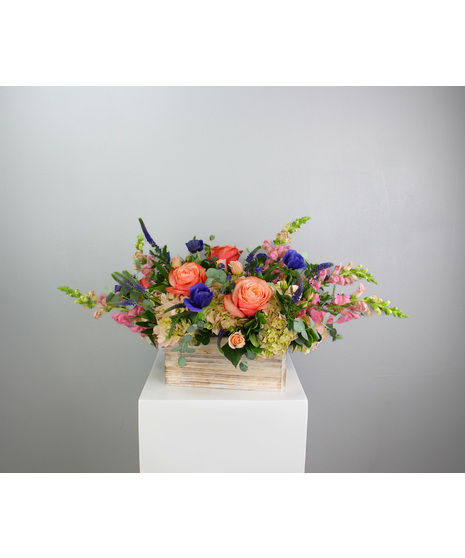 A charming and romantic blend of garden-fresh blooms, the Cottage Garden arrangement is a breathtaking display of soft pastels and natural elegance. 