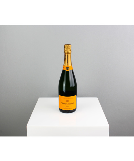 Casablanca is an opulent Valentine's Day arrangement that exudes romance and luxury.